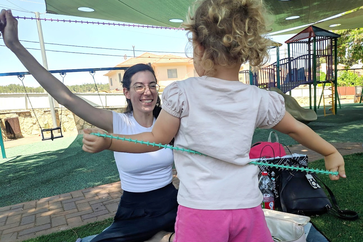ילד מתנסה במסלול תנועה בהדרגה ובליווי מבוגר